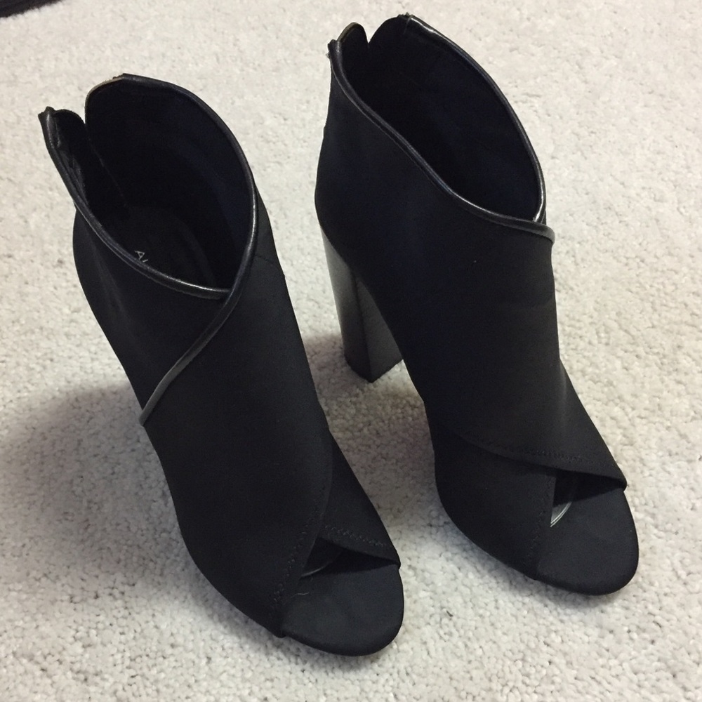 Aldo 6 peep toe ankle bootie heels